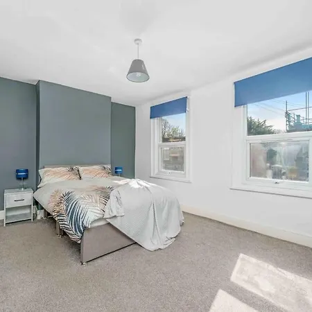 Big House, 5 Beds, 2 Bathrooms, Contractors Dream, Great Transport Links London Exterior photo