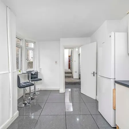 Big House, 5 Beds, 2 Bathrooms, Contractors Dream, Great Transport Links London Exterior photo