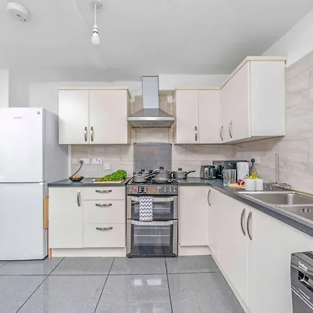 Big House, 5 Beds, 2 Bathrooms, Contractors Dream, Great Transport Links London Exterior photo