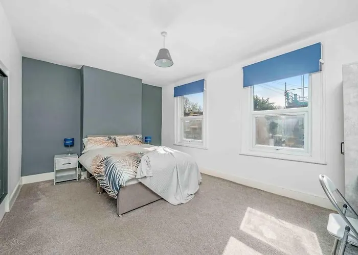 Big House, 5 Beds, 2 Bathrooms, Contractors Dream, Great Transport Links