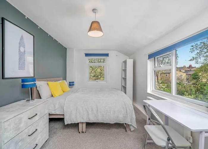 Big House, 5 Beds, 2 Bathrooms, Contractors Dream, Great Transport Links