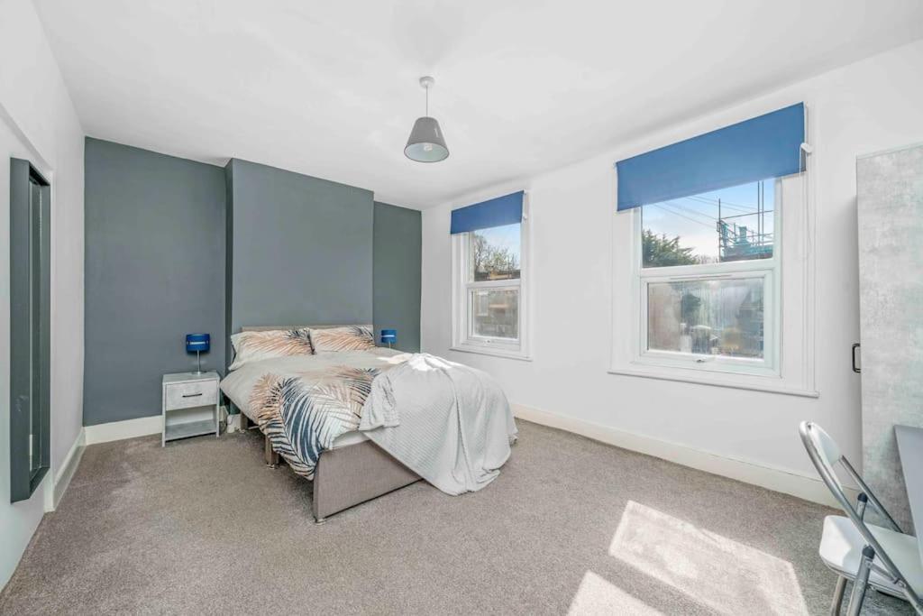 Big House, 5 Beds, 2 Bathrooms, Contractors Dream, Great Transport Links * London