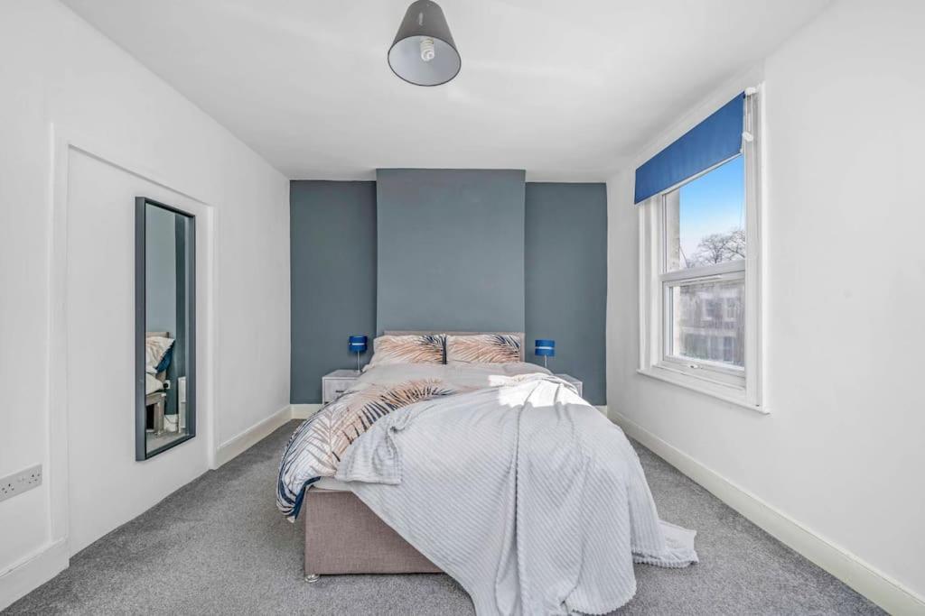 Big House, 5 Beds, 2 Bathrooms, Contractors Dream, Great Transport Links London