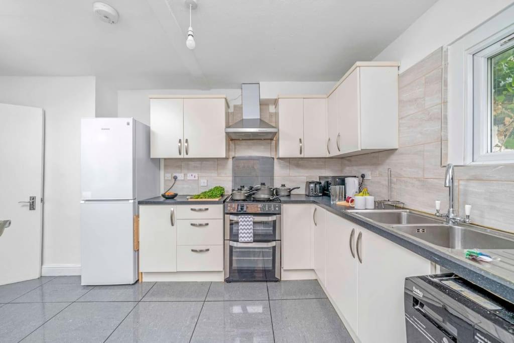Big House, 5 Beds, 2 Bathrooms, Contractors Dream, Great Transport Links London