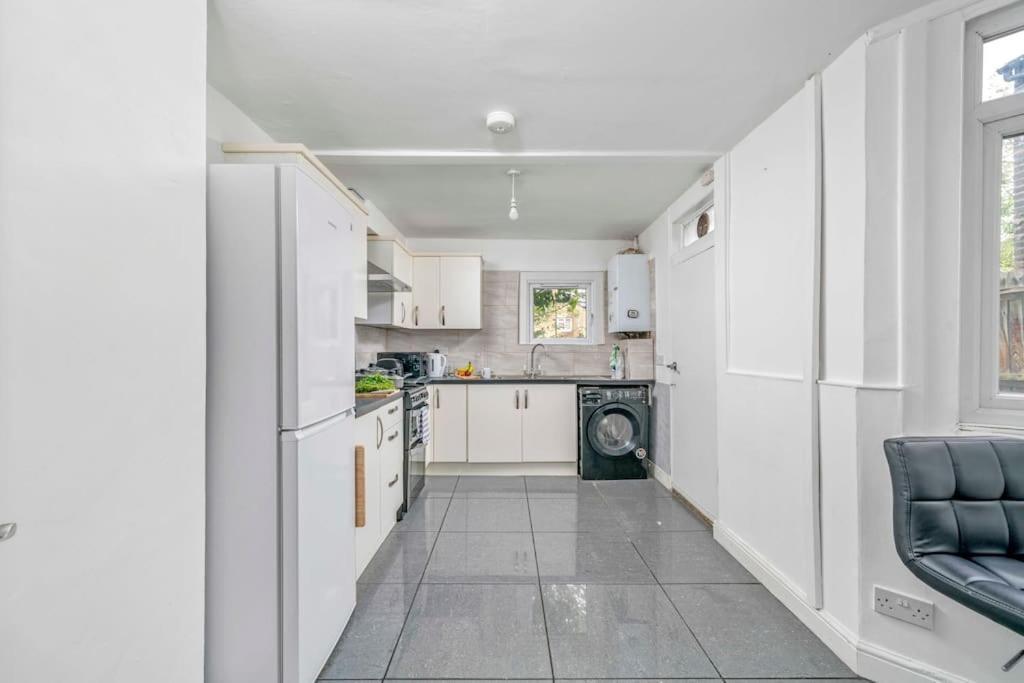 Big House, 5 Beds, 2 Bathrooms, Contractors Dream, Great Transport Links * London