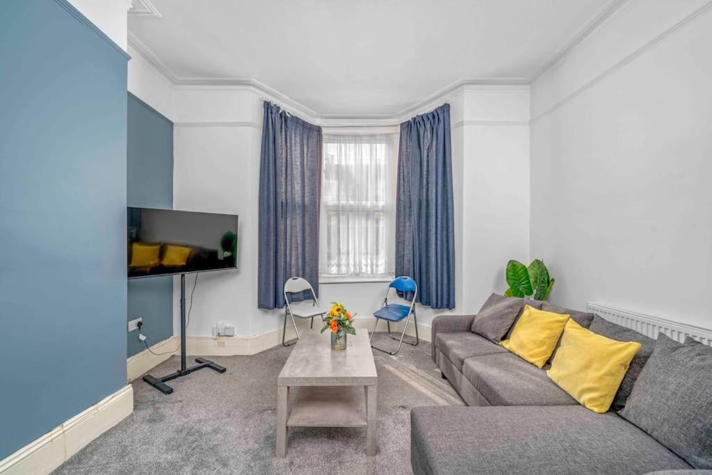 Apartment Big House, 5 Beds, 2 Bathrooms, Contractors Dream, Great Transport Links